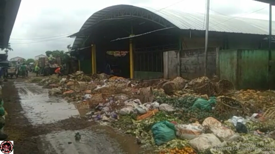 Kepala Pasar dan Dinas Terkait Tutup Mata, Atas Gunungan Sampah di Badan Jalan Pasar Sayur dan Buah Pemalang Yang Mengganggu Masyarakat