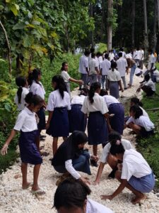 Akses Jalan ke Sekolah Rusak, Siswa SMPS Nusa Timur Fatuleu dan SMA Pahlawan Bintang Timur Fatuleu Gotong Royong Memperbaiki