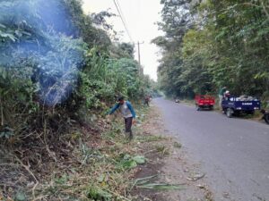 Pemdes Tambangan Kelekar Gotong Royong Bersihkan Sampah di Pinggir Jalan