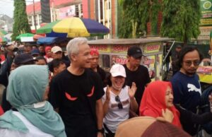 Berkunjung ke Jember, Capres Ganjar Pranowo Buat Kejutan, Sarapan Bersama Rakyat di Warung Kecil yang Berada di Pinggir Jalan